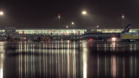 Flughafen-Scheremetjewo-Bei-Nacht-Moskauer-Schlepper-Zieht-Aeroflot-Flugzeug