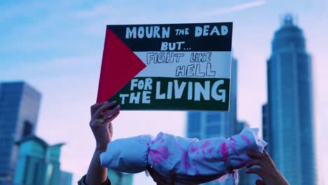 Protestplakat-Beim-Nationalen-Marsch-Für-Palästina-Und-Gaza-In-London,-Großbritannien-–-„trauert-Um-Die-Toten,-Aber-Kämpft-Wie-Die-Hölle-Für-Die-Lebenden.“