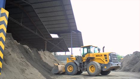 Wheel-loader-transports-materials-to-the-Cold-Bin-at-the-Asphalt-Mixing-Plant-factory