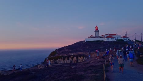 Menschen,-Die-Den-Malerischen-Leuchtturm-Am-Cabo-Da-Roca-In-Portugal-Besuchen
