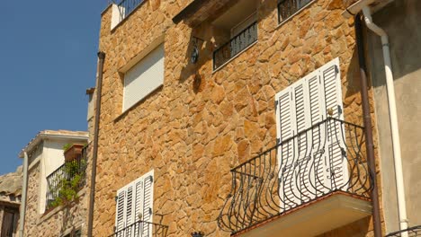 Detalle-De-La-Fachada-De-La-Residencia-En-El-Antiguo-Pueblo-Típico-Español-En-Borriol,-España