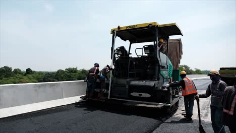 Verdichten,-Verdichten,-Einebnen-Und-Glätten-Der-Asphaltstraßenoberfläche-Mit-Einem-Asphaltfertiger