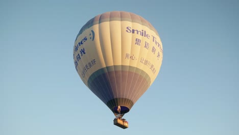 Heißluftballon-Schwebt-über-Den-Blauen-Morgenhimmel,-Tourismusabenteuer