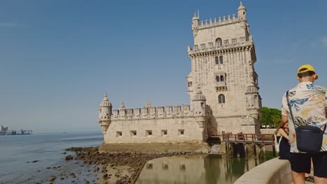 Touristen-In-Ihrem-Täglichen-Leben-In-Der-Nähe-Des-Belem-Turms-Im-Bezirk-Belem