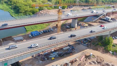 Grúa-Industrial-En-El-Sitio-De-Construcción-Del-Puente-Medio-A1-En-Kaunas,-Vista-Aérea