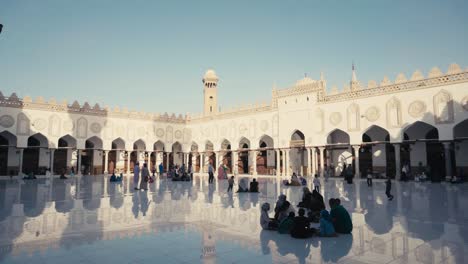 Gente-Sentada-En-El-Patio-De-La-Mezquita-Al-azhar-En-El-Cairo,-Egipto