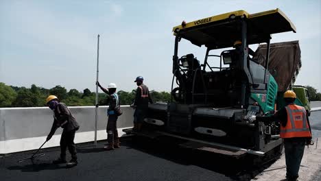 Comprimir,-Compactar,-Nivelar-Y-Alisar-La-Superficie-De-La-Carretera-Asfáltica-Utilizando-Una-Terminadora-De-Asfalto