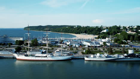 Barco-Museo-Dar-Pomorza---Velero-Con-Aparejo-Completo-En-Gdynia,-Polonia