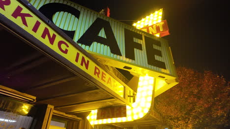 Bright-vintage-neon-sign-for-Kelcy's-Cafe-in-Tehachapi,-California