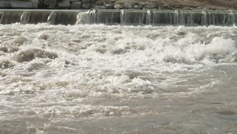 Nahaufnahme-Des-Fließenden-Wassers,-Nachdem-Es-Ein-Laufwasserkraftwerk-Passiert-Hat