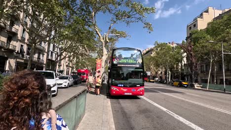 Folgt-Einem-Mädchen,-Das-Durch-Die-Stadt-In-Der-Innenstadt-Von-Barcelona,-Spanien,-Spaziert