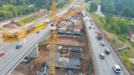 Massiver-Industriekran-Der-Brücke-A1-In-Kauno-Kranai,-Luftaufnahme-Der-Umlaufbahn