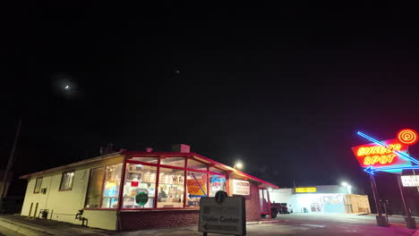 Burger-Spot-Diner-In-Tehachapi,-Kalifornien,-Nachts