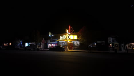 Straßencafé-Restaurant-Mit-Vintage-Leuchtreklame-In-Der-Nacht