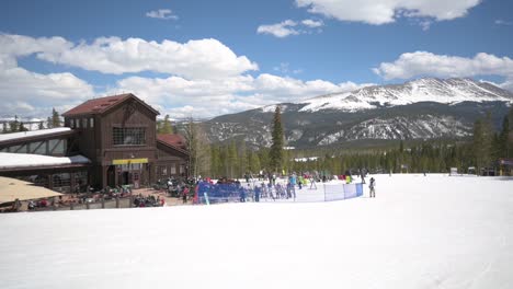 Esquiadores-Y-Practicantes-De-Snowboard-Almorzando-En-La-Estación-De-Diez-Millas-En-El-Pico-9-En-La-Estación-De-Esquí-De-Breckenridge.