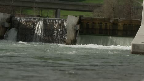 Nahaufnahme-Eines-Laufwasserkraftwerks