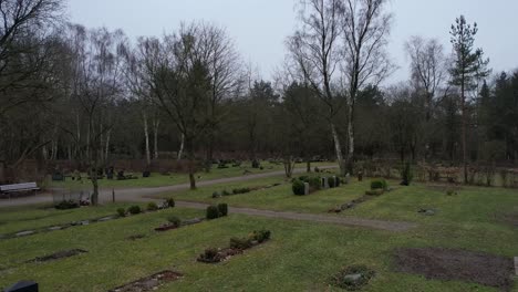 Una-Toma-De-Aproximación-Con-Un-Dron-De-Un-Cementerio-Alemán-En-La-Temporada-De-Invierno