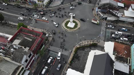 Aerial-view-of-heavy-traffic-in-the-Yogyakarta-monument-area,-Tugu-Jogja,-time-to-leave-for-work