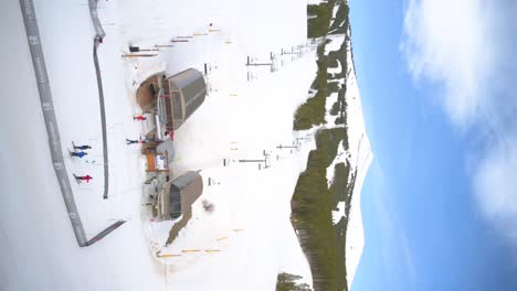 Breckenridge-Ski-Lift-carrying-passengers-to-the-top-of-ski-slope,-vertical-time-lapse