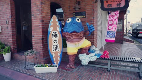 Stadt-Fukusaki,-Ausgestelltes-Yokai-Monster-„Umibozu“-Figur-Auf-Der-Straße