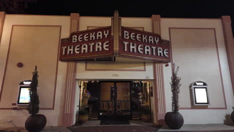 Entrance-of-the-Beekay-Theatre,-Tehachapi,-California-at-nighttime---tilt-down-reveal