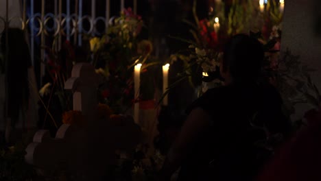 Anciana-Rezando-Frente-A-Velas-En-México-Durante-El-Día-De-Muertos