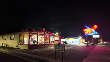 Burger-Spot-roadside-nostalgic-dive-in-Tehachapi,-California-at-nighttime