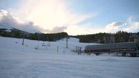 Sol-Saliendo-En-El-Súper-Telesilla-De-Colorado-En-El-Pico-8-En-La-Estación-De-Esquí-De-Breckenridge,-Lapso-De-Tiempo