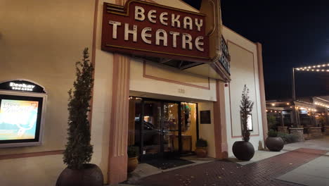 Beekay-Theatre-in-Tehachapi,-California-at-nighttime