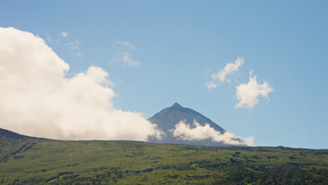 Toma-Estática-Cercana-Del-Monte-Pico-En-El-Archipiélago-De-Las-Azores-De-Portugal