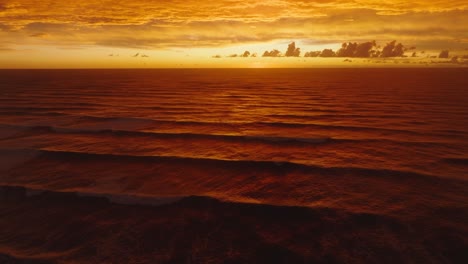 Wunderschöner-Dramatischer-Goldener-Sonnenuntergang-Mit-Wolkenverhangenem-Himmel-über-Der-Tasmanischen-See-An-Der-Wilden,-Zerklüfteten-Westküste-Der-Südinsel,-Neuseeland,-Aotearoa