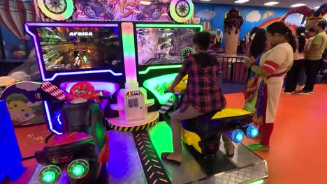 POV-Disparó-A-Un-Niño-Jugando-Con-Una-Bicicleta-En-La-Zona-De-Juegos-Dentro-Del-Centro-Comercial