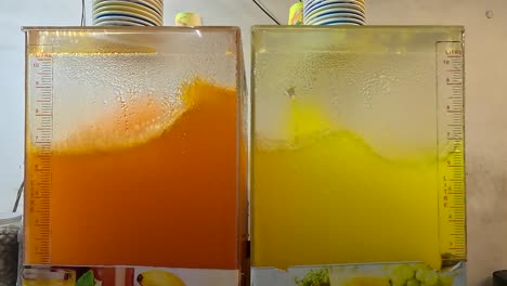 Nahaufnahme-Von-Trieben,-Orangensaft-Und-Zitronensaft,-Die-In-Der-Maschine-Hergestellt-Werden