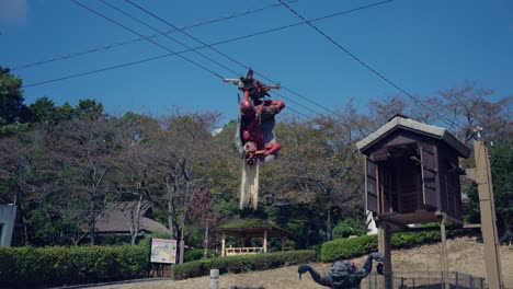 Exhibición-Japonesa-De-Tengu-Yokai-En-El-Parque-Tsujikawa,-Fukusaki,-Japón