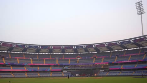 Adler-Fliegt-Um-Das-Leere-Wankhede-Stadion-In-Mumbai-Herum,-Weite-180D-Ansicht