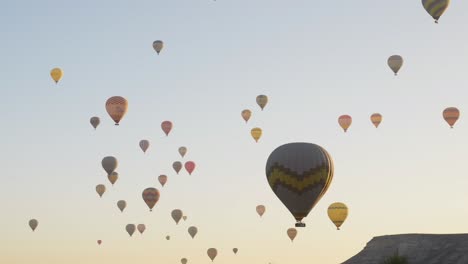 Romantische-Touristische-Heißluftballonflüge-Am-Morgen,-Goldene-Stunde,-Himmel
