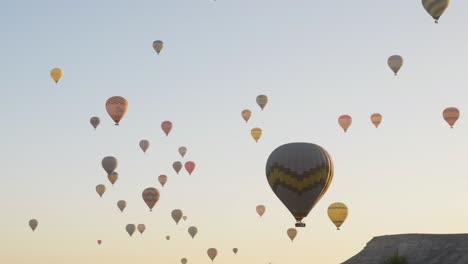 Vuelos-Turísticos-Románticos-En-Globo-Aerostático-Cielo-De-La-Hora-Dorada-De-La-Mañana