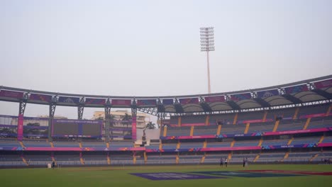 Adler-Fliegt-Um-Das-Leere-Wankhede-Stadion-In-Mumbai-Herum,-Weite-180D-Ansicht