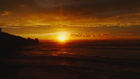 Wunderschöne-Luftaufnahme-Eines-Goldenen-Sonnenuntergangs-Mit-Silhouettierten-Pfannkuchenfelsen-Und-Meerblick-An-Der-Westküste-Der-Südinsel-In-Neuseeland,-Aotearoa