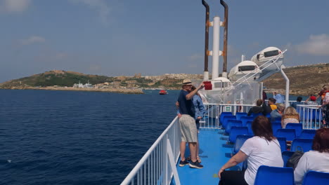 Menschen-Auf-Touristen-Machen-Fotos-Auf-Dem-Boot-In-Der-Nähe-Des-Hafens-Von-Mgarr-In-Malta
