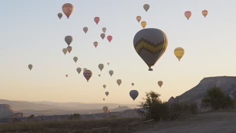 Globos-Aerostáticos-Flotan-A-Través-Del-Cielo-Del-Amanecer-En-La-Hora-Dorada.