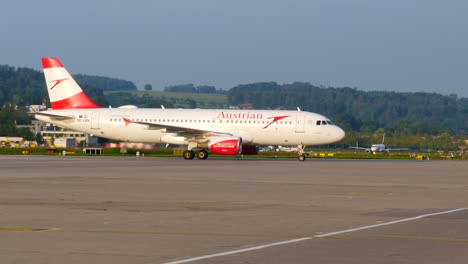 Austrian-Airlines-Airbus-A320-Auf-Dem-Rollweg-Am-Flughafen-Zürich-In-Der-Schweiz