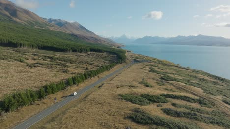 Luftaufnahme-Der-Alpinen-Landschaft-Eines-Wohnmobils,-Das-Durch-Den-Aoraki-Mount-Cook-Nationalpark-Fährt,-Mit-Atemberaubendem-Blick-Auf-Den-See-Auf-Der-Südinsel-Neuseelands,-Aotearoa