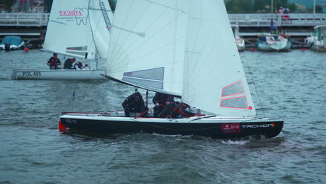 Yate-Preparándose-Para-Regata-En-El-Océano