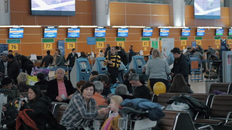 Mostradores-De-Registro-Y-Salón-Con-Gente-En-La-Terminal-D-Del-Aeropuerto-De-Sheremetyevo