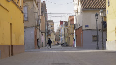 Casas-Y-Algunas-Personas-En-La-Calle-Barraca-En-Valencia-España