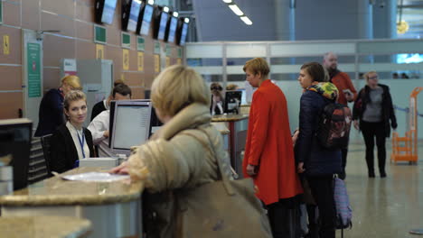 Personas-En-El-Mostrador-De-Facturación-En-El-Aeropuerto-Sheremetyevo-De-Moscú