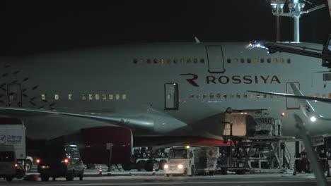 Nachtansicht-Des-Rossija-Flugzeugs,-Das-Für-Den-Flug-Am-Flughafen-Wnukowo-In-Moskau-Vorbereitet-Wird