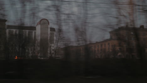 Blick-Auf-Moskau-Am-Abend-Vom-Fahrenden-Zug-Russland