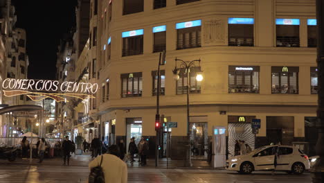 Colon-Street-In-Der-Nacht,-Valencia,-Spanien,-Eine-Der-Wichtigsten-Handelsverkehrsadern